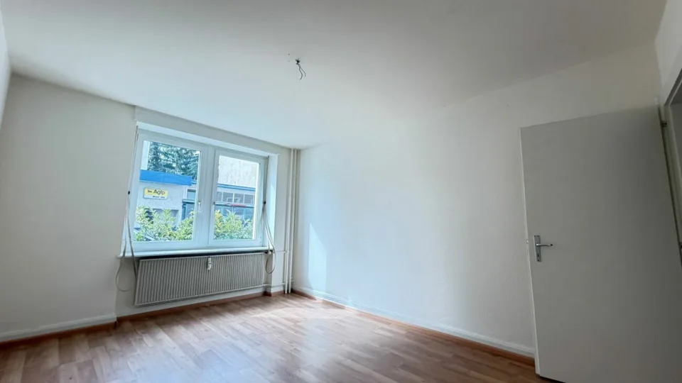 Einfache 2.5-EG-Zimmer-Wohnung mit Balkon und Kellerabteil – Foto 4 von 8