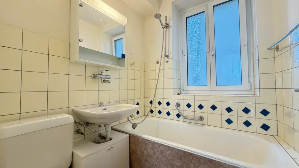 Einfache 2.5-EG-Zimmer-Wohnung mit Balkon und Kellerabteil – Foto 8 von 8