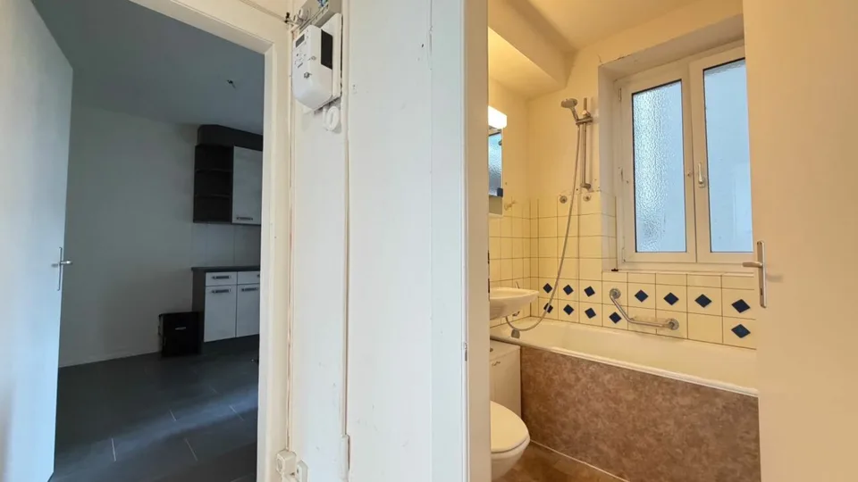 Einfache 2.5-EG-Zimmer-Wohnung mit Balkon und Kellerabteil – Foto 7 von 8