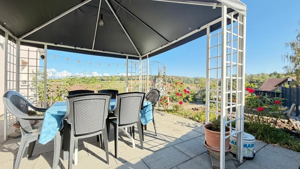 MOLTO SPAZIO, SOLE & VISTA PANORAMICA - CASA UNIFAMILIARE 4.5 LOCALI CON 580 M² DI TERRENO & GRANDE GARAGE – foto 9 di 28
