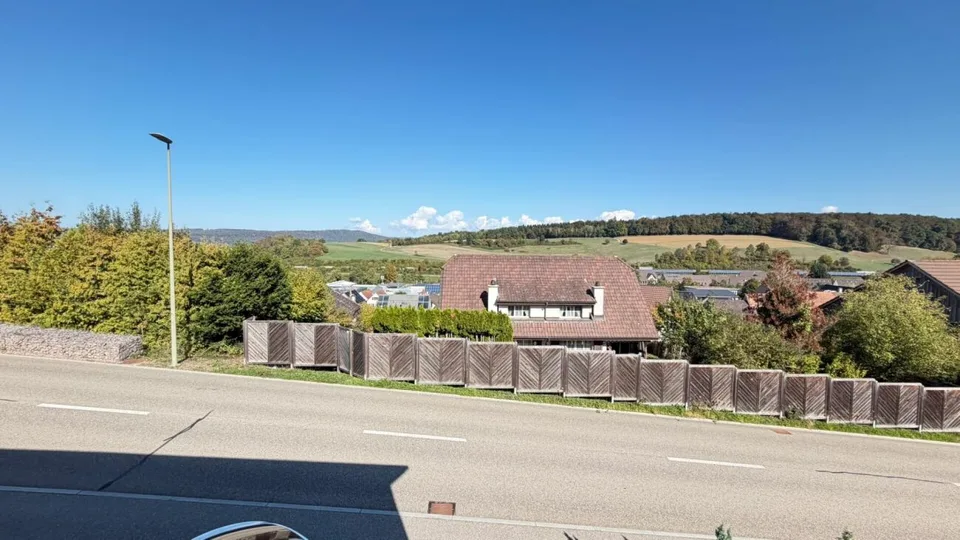 MOLTO SPAZIO, SOLE & VISTA PANORAMICA - CASA UNIFAMILIARE 4.5 LOCALI CON 580 M² DI TERRENO & GRANDE GARAGE – foto 4 di 28
