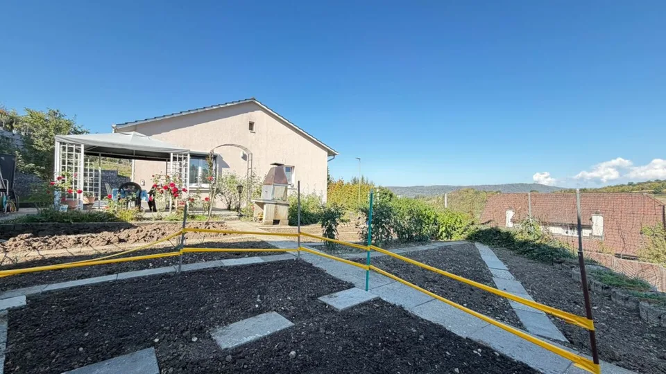 MOLTO SPAZIO, SOLE & VISTA PANORAMICA - CASA UNIFAMILIARE 4.5 LOCALI CON 580 M² DI TERRENO & GRANDE GARAGE – foto 3 di 28