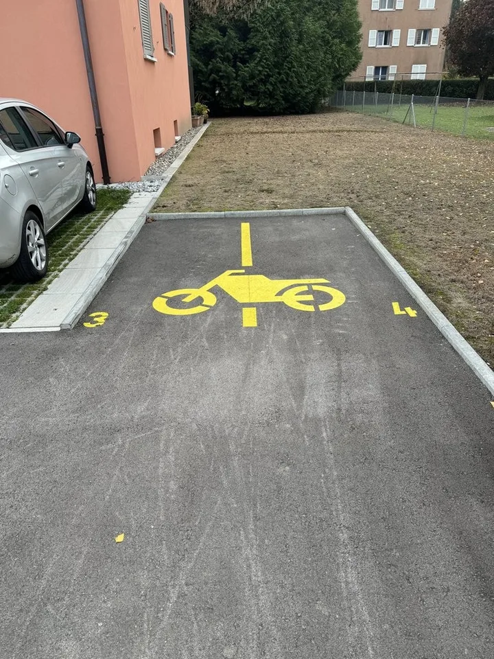 Parcheggi per due ruote all'aperto in affitto - PRIMO AFFITTO OFFERTO – foto 2 di 2