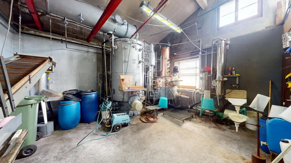 Propriété commerciale avec distillerie entièrement équipée et potentiel d'expansion pour un appartement spacieux de 5½ pièces – photo 2 sur 13