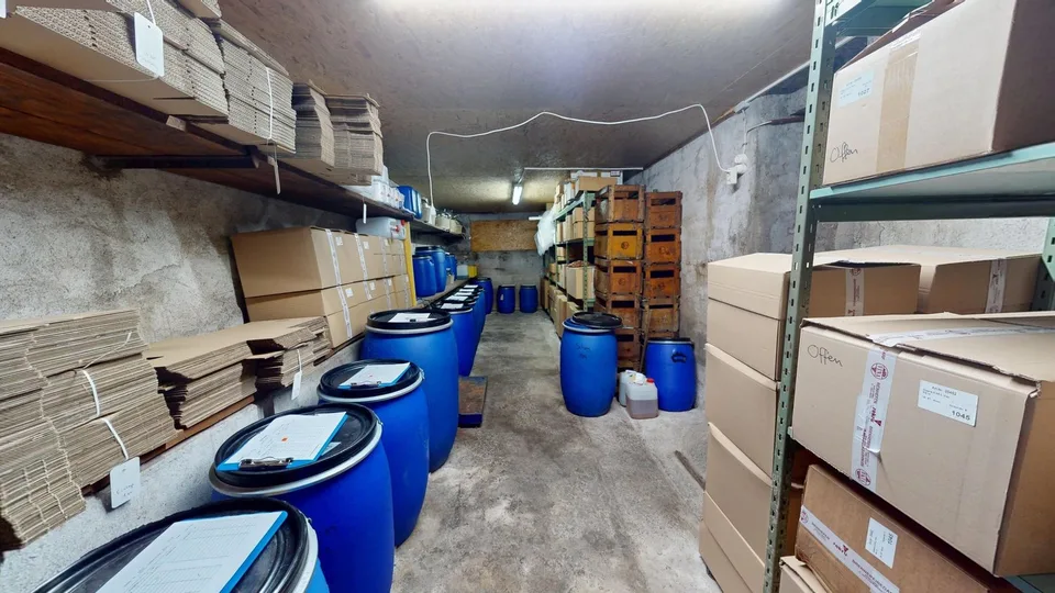 Propriété commerciale avec distillerie entièrement équipée et potentiel d'expansion pour un appartement spacieux de 5½ pièces – photo 8 sur 13