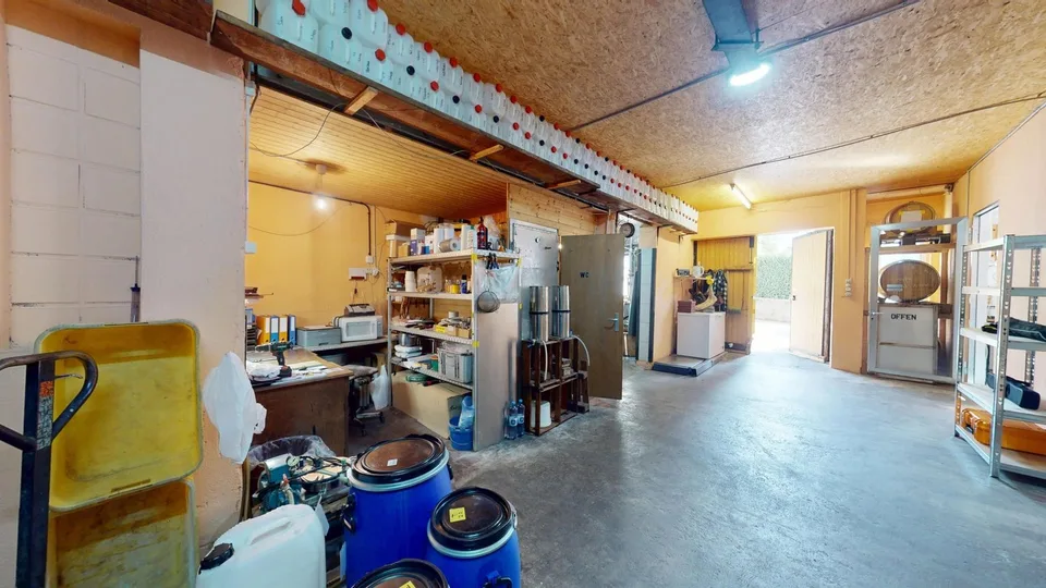 Propriété commerciale avec distillerie entièrement équipée et potentiel d'expansion pour un appartement spacieux de 5½ pièces – photo 4 sur 13