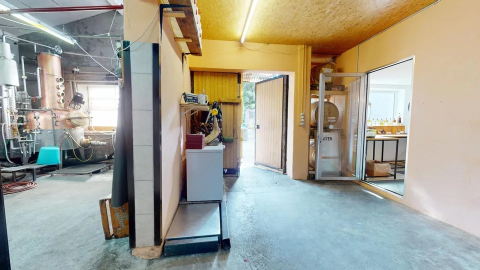 Propriété commerciale avec distillerie entièrement équipée et potentiel d'expansion pour un appartement spacieux de 5½ pièces – photo 6 sur 13