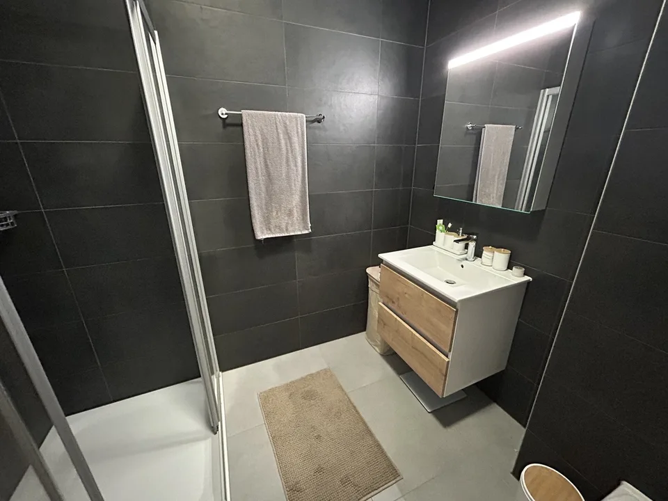 Appartement moderne de 2,5 avec grand balcon, idéal au quotidien – photo 4 sur 5