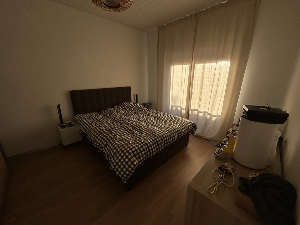 Appartement moderne de 2,5 avec grand balcon, idéal au quotidien – photo 2 sur 5