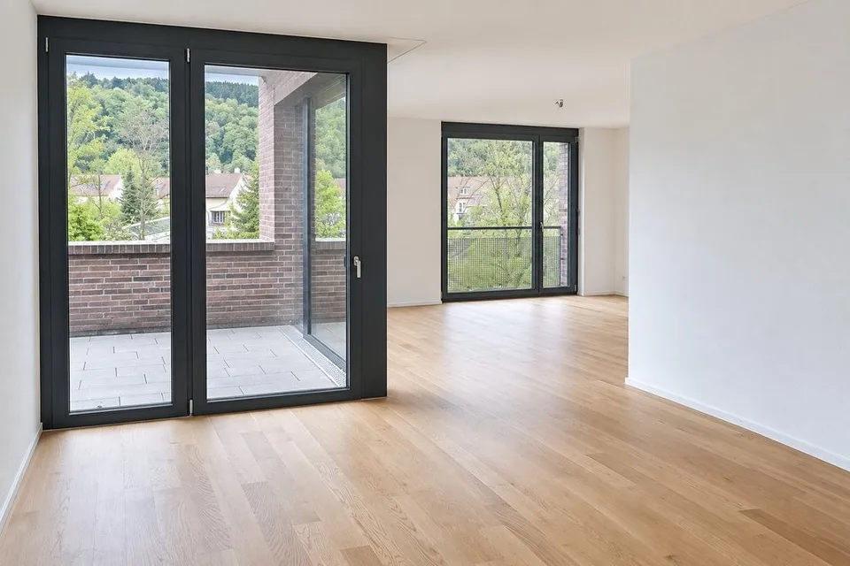 Helle 3.5 Zimmer Wohnung mit Balkon und Blick ins Grüne – Foto 2 von 9