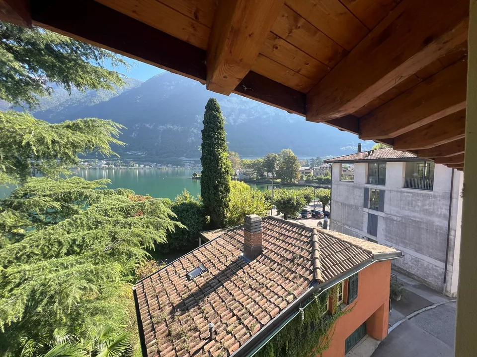 Riva San Vitale CENTRAL AND LAKEFRONT, ATTIC in perfect condition – photo 17 of 29