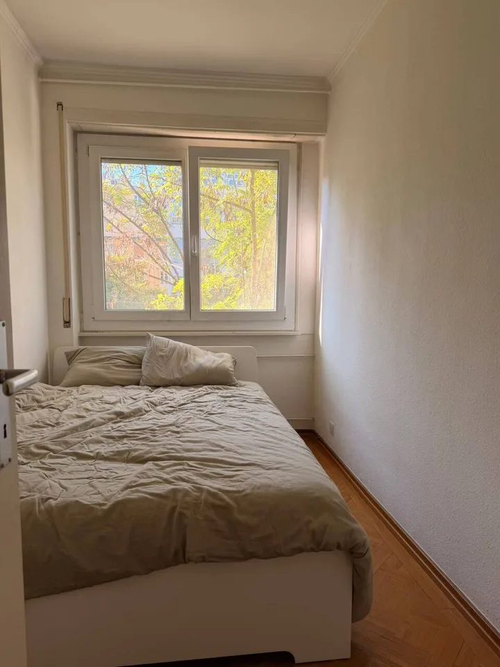 Ruhige und helle 2.5-Zimmer-Wohnung im Stadtzentrum – Foto 3 von 4