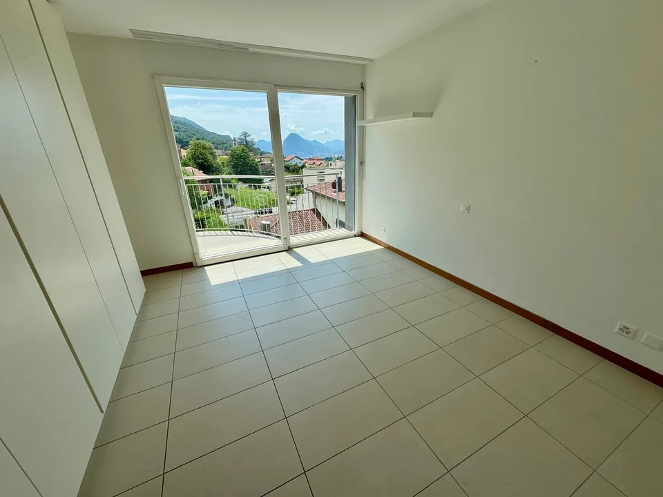 CADRO – ELEGANTE RESIDENZA CON GIARDINO PRIVATO, GARAGE DOPPIO E VISTA PANORAMICA – foto 17 di 29