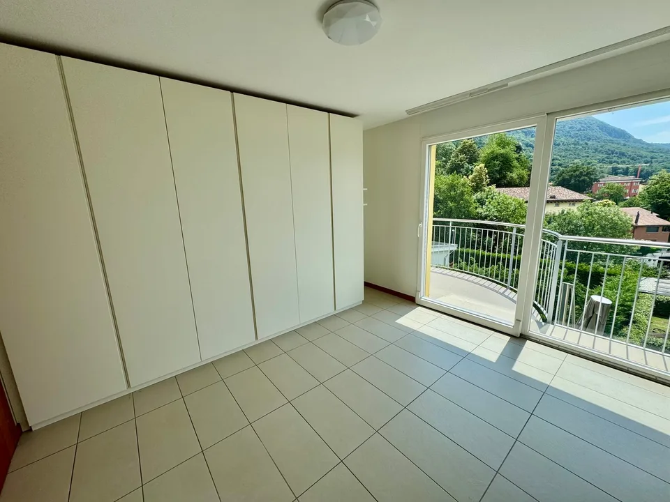 CADRO – ELEGANTE RESIDENZA CON GIARDINO PRIVATO, GARAGE DOPPIO E VISTA PANORAMICA – foto 18 di 29