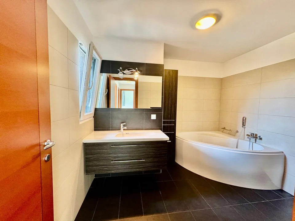 CADRO – ELEGANTE RESIDENZA CON GIARDINO PRIVATO, GARAGE DOPPIO E VISTA PANORAMICA – foto 22 di 29