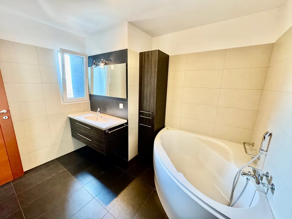 CADRO – ELEGANTE RESIDENZA CON GIARDINO PRIVATO, GARAGE DOPPIO E VISTA PANORAMICA – foto 21 di 29