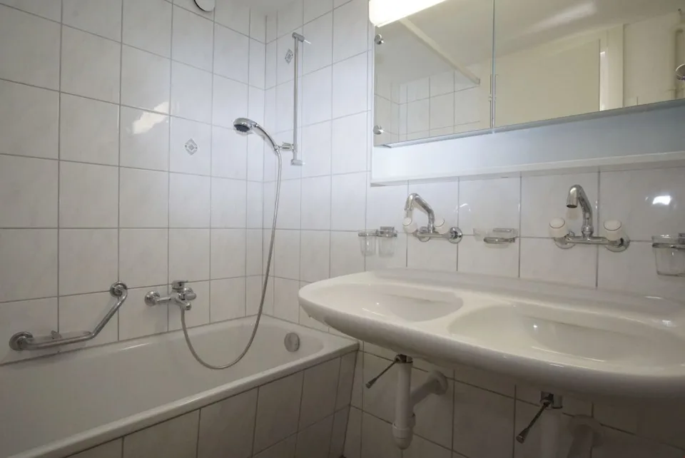 Prezzo conveniente! Bell'appartamento soleggiato, spazioso, 4,5 locali al piano terra con ampio balcone e vista sulla montagna! – foto 8 di 8