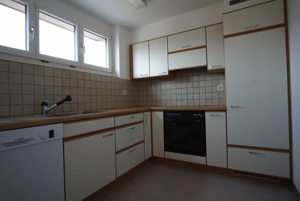 Prezzo conveniente! Bell'appartamento soleggiato, spazioso, 4,5 locali al piano terra con ampio balcone e vista sulla montagna! – foto 6 di 8