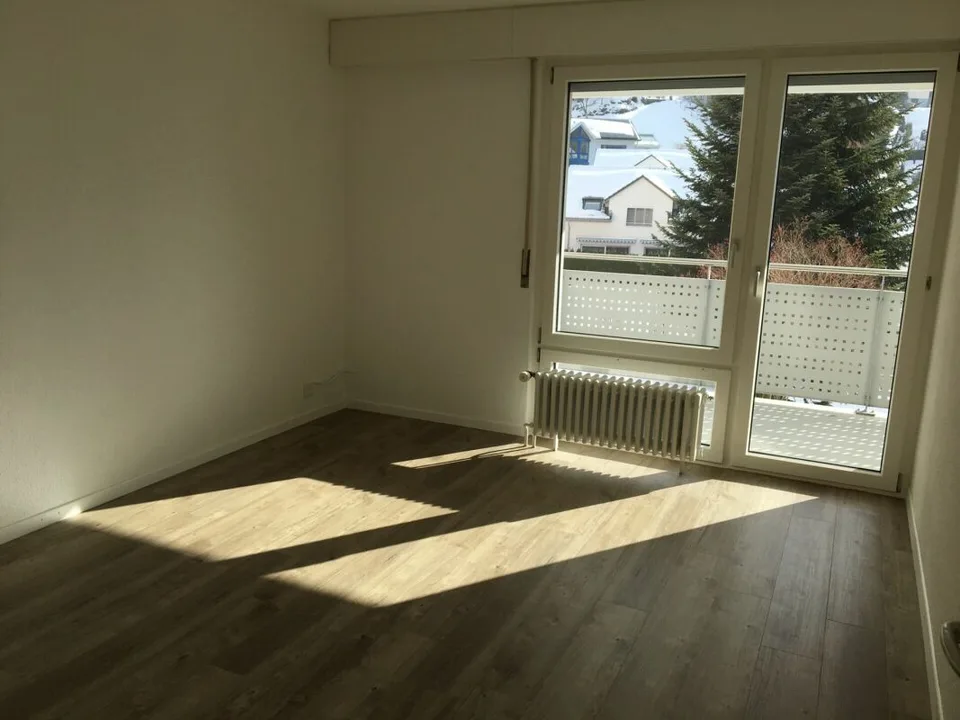 Prezzo conveniente! Bell'appartamento soleggiato, spazioso, 4,5 locali al piano terra con ampio balcone e vista sulla montagna! – foto 4 di 8