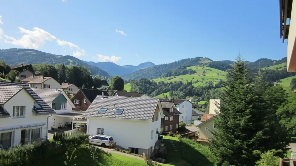 Prezzo conveniente! Bell'appartamento soleggiato, spazioso, 4,5 locali al piano terra con ampio balcone e vista sulla montagna! – foto 5 di 8