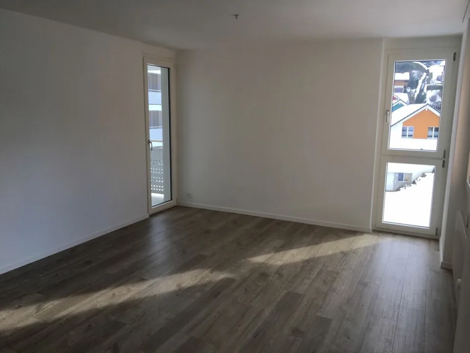 Prezzo conveniente! Bell'appartamento soleggiato, spazioso, 4,5 locali al piano terra con ampio balcone e vista sulla montagna! – foto 7 di 8