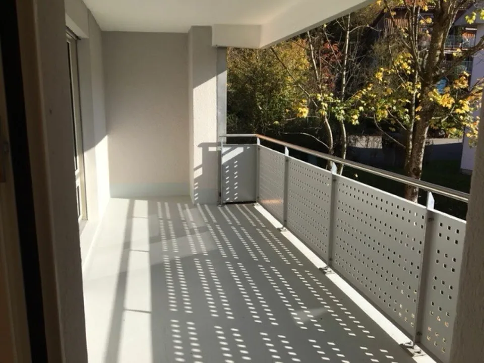 Prezzo conveniente! Bell'appartamento soleggiato, spazioso, 4,5 locali al piano terra con ampio balcone e vista sulla montagna! – foto 3 di 8
