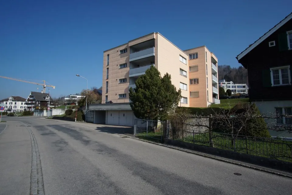 Prezzo conveniente! Bell'appartamento soleggiato, spazioso, 4,5 locali al piano terra con ampio balcone e vista sulla montagna! – foto 2 di 8
