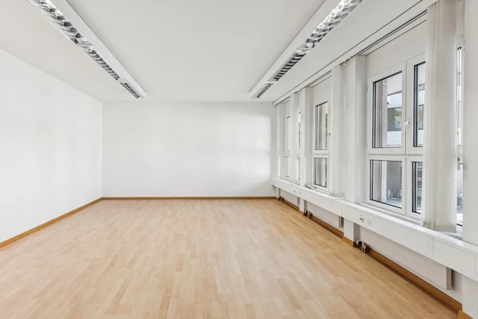 Spazio ufficio quieto in posizione attraente – foto 3 di 6