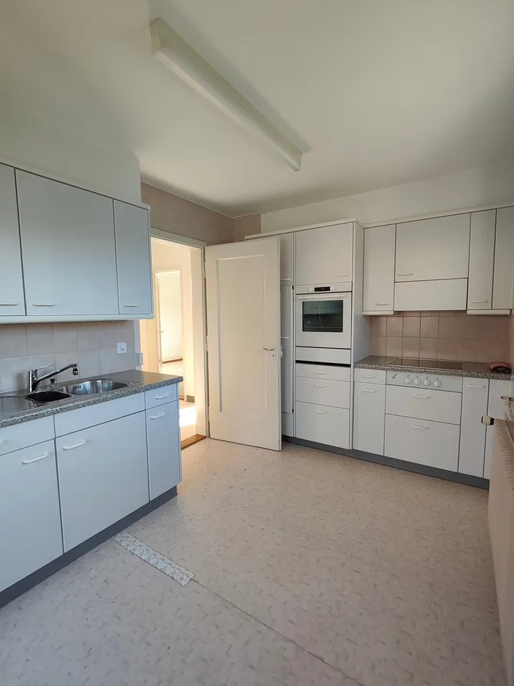 Charmante 2.5-Zimmerwohnung mit Balkon in Aarberg – Foto 3 von 6