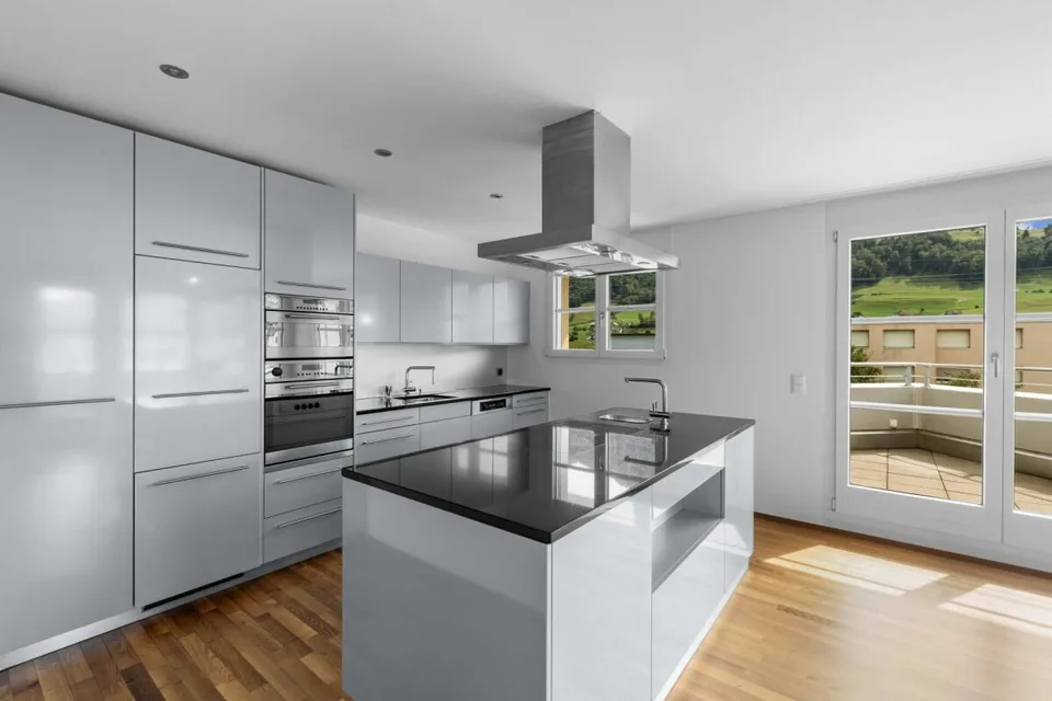 URBAN ROOF | Vaste maisonnette de 4,5 pièces sous les toits au centre de Siebnen – photo 3 sur 12