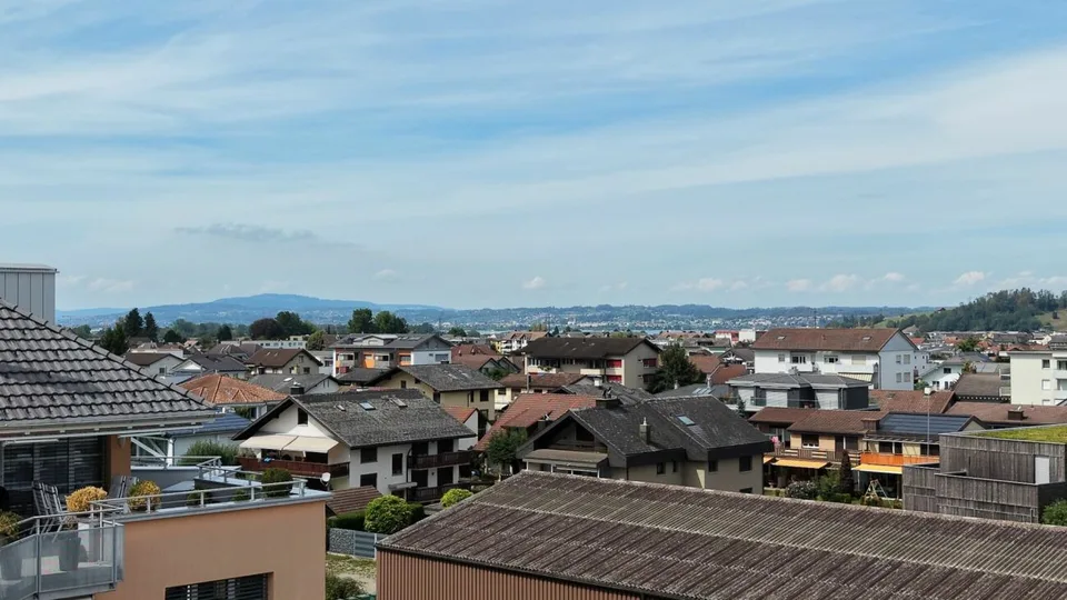 URBAN ROOF | Vaste maisonnette de 4,5 pièces sous les toits au centre de Siebnen – photo 11 sur 12