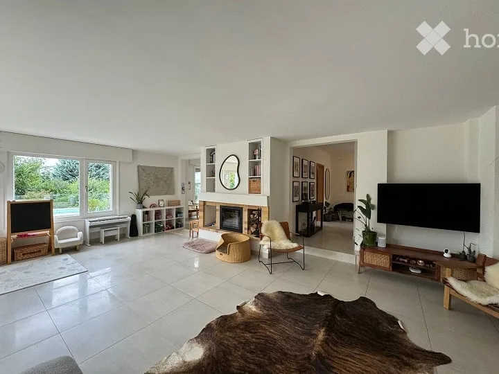 Élégante villa individuelle de 7 pièces avec piscine et accès privé au lac – photo 2 sur 6