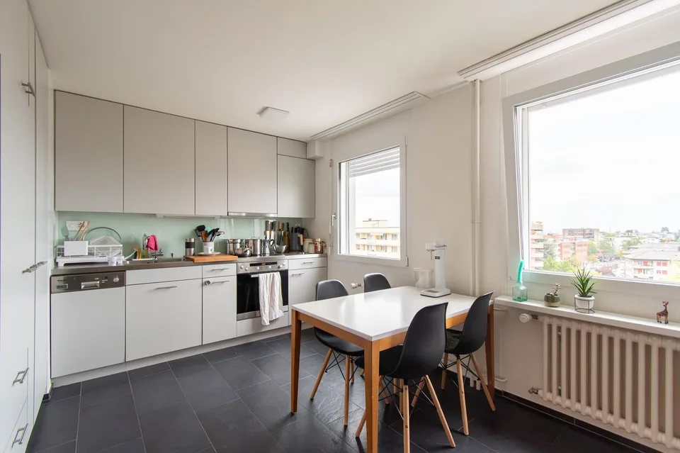 Bright 3.5-room apartment with balcony and beautiful view – photo 3 of 12