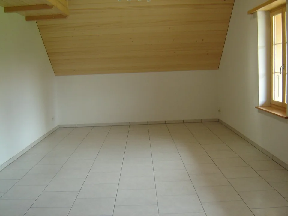 Charming 2.5-room attic apartment with gallery in Dürrenroth – photo 2 of 11