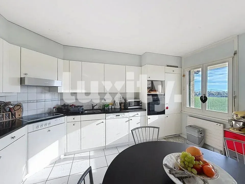 Ein helles Apartment mit großem Balkon und Bergblick – Foto 5 von 8