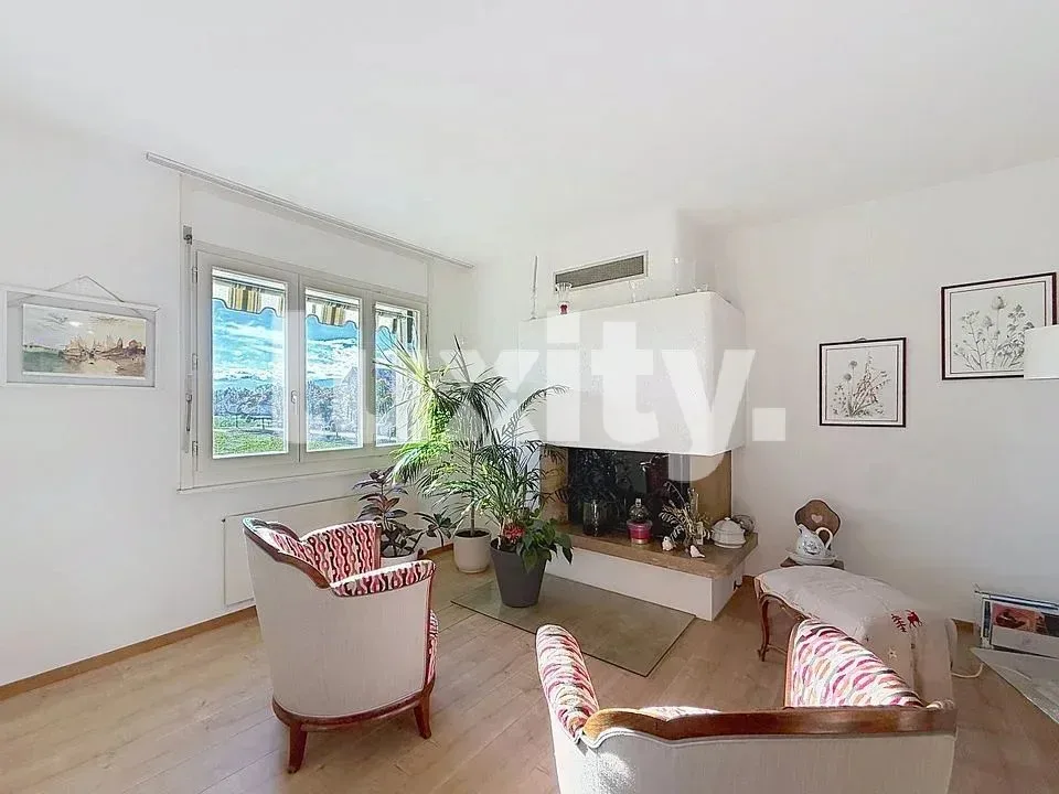 Ein helles Apartment mit großem Balkon und Bergblick – Foto 2 von 8