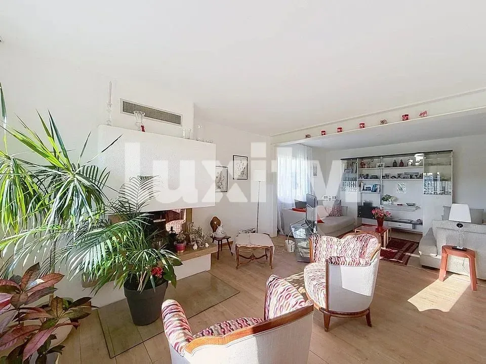 Ein helles Apartment mit großem Balkon und Bergblick – Foto 3 von 8