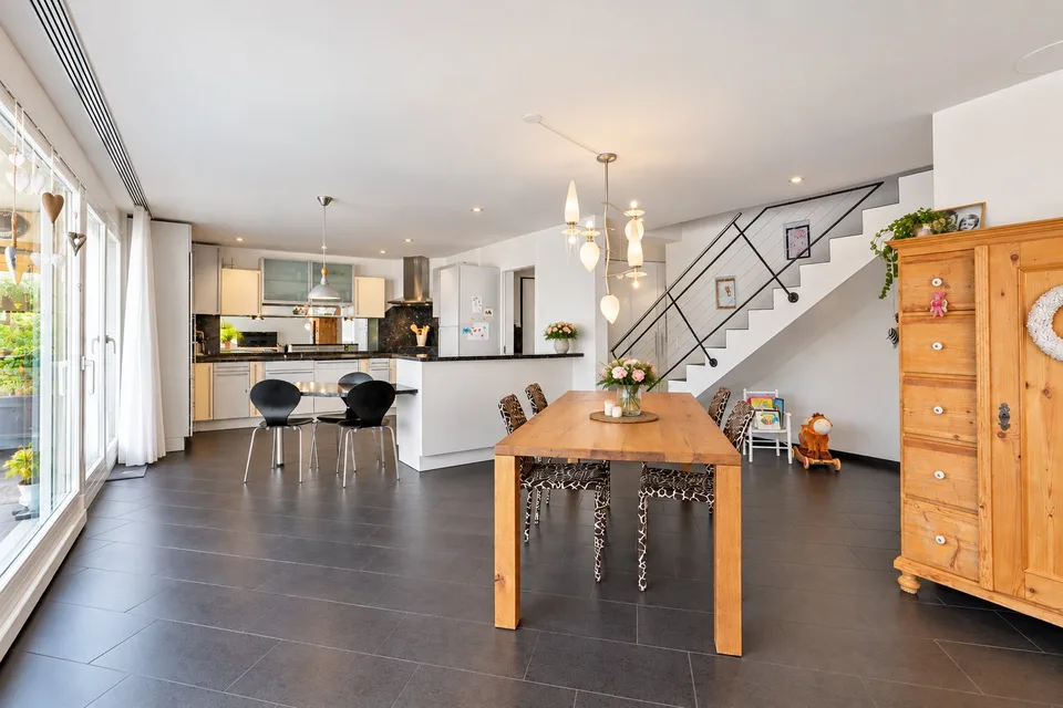Ampio appartamento-maisonnette di 7,5 locali vicino al lago – foto 3 di 8