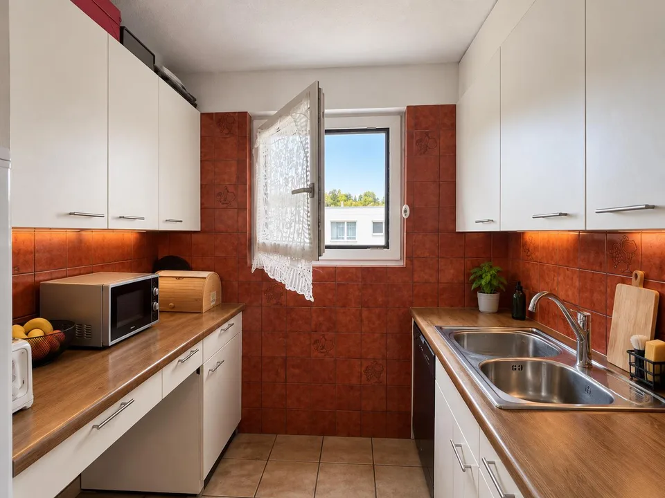 Geräumige 5.5-Zimmer-Wohnung im letzten Stock mit zwei Balkonen und freier Sicht – Foto 4 von 7