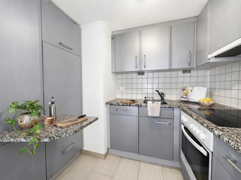 DUPLEX DE 2.5 PIÈCES AVEC POUTRES APPARENTES AU COEUR DE LA VIEILLE VILLE DE BIENNE – photo 3 sur 4