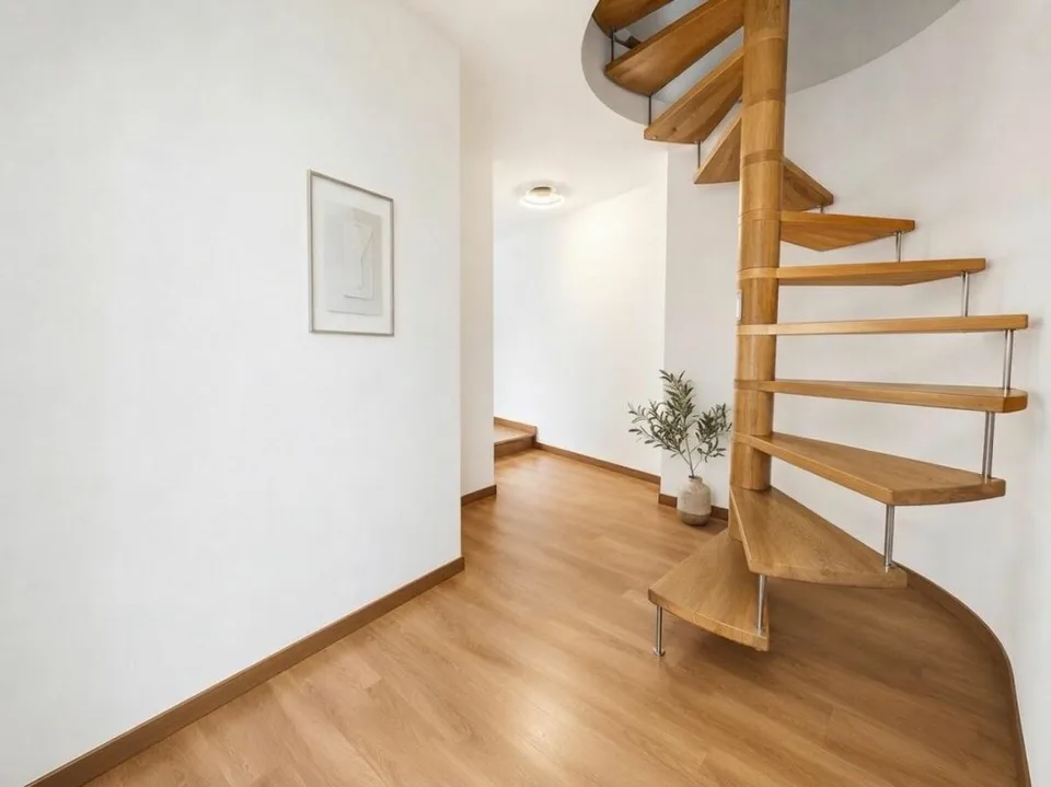 DUPLEX DE 2.5 PIÈCES AVEC POUTRES APPARENTES AU COEUR DE LA VIEILLE VILLE DE BIENNE – photo 4 sur 4