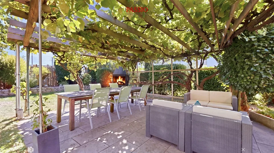 Stylish one- or two-family house with garden paradise and potential – photo 2 of 13