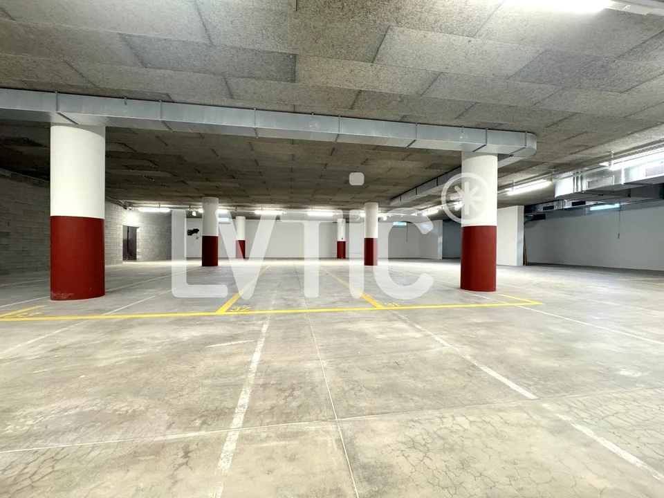 Kleines unabhängiges Gebäude von 305 m2 & Lager von 620 m2 zu vermieten in Bex – Foto 2 von 10