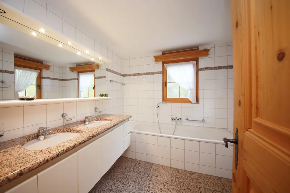 3.5-Room Top Apartment (115 m2) in Charming Chalet with Sauna - Klosters Platz – photo 15 of 22
