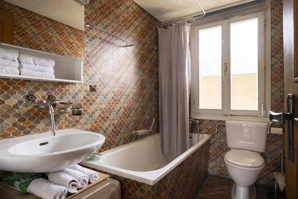 CASA STORICA RESIDENZIALE E COMMERCIALENEL CUORE DI ZWEISIMMEN – foto 8 di 13