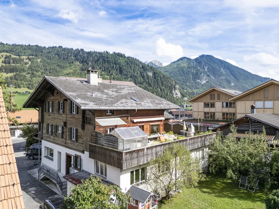 CASA STORICA RESIDENZIALE E COMMERCIALENEL CUORE DI ZWEISIMMEN – foto 12 di 13