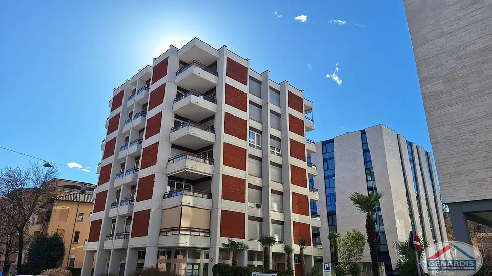 Lugano Zentrum, Al Piano Attico, loc 2,5, Terrasse, Balkon, überdachter Parkplatz – Foto 3 von 14