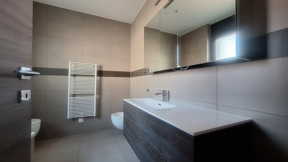 Komfort, Sonnig, Elegantes Apartment, mit zwei Terrassen, Zwei Autoabstellplätzen – Foto 13 von 15