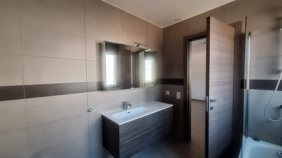 Komfort, Sonnig, Elegantes Apartment, mit zwei Terrassen, Zwei Autoabstellplätzen – Foto 14 von 15