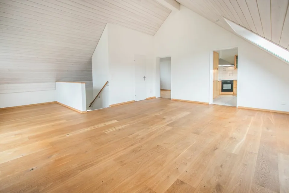 5.5-Zimmer-Dachmaisonettewohnung mit zwei Balkonen und einer Garagenbox – Foto 9 von 17